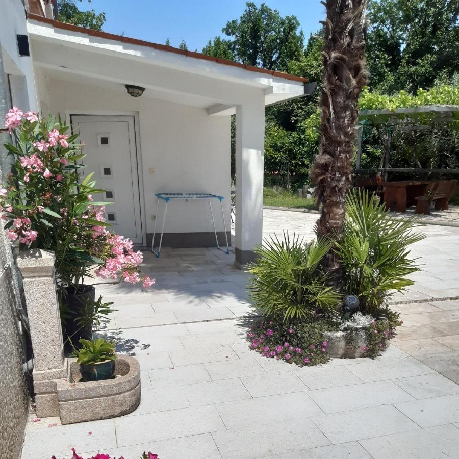 Apartman Nevia Lka Opric 외부 사진